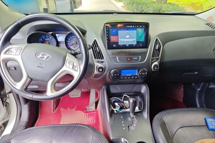 Used Hyundai ix35 2015 2.0L Automatic 2WD Smart Type China IV Center Console