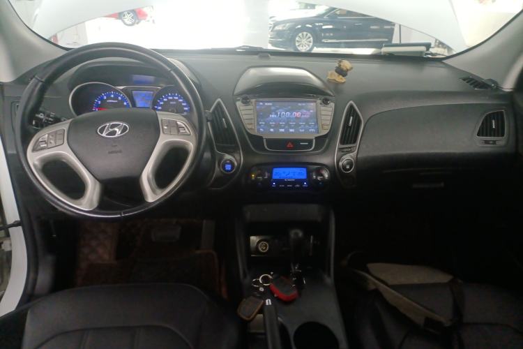 Used Hyundai ix35 2015 2.0L Automatic 2WD Smart Type China IV Center Console