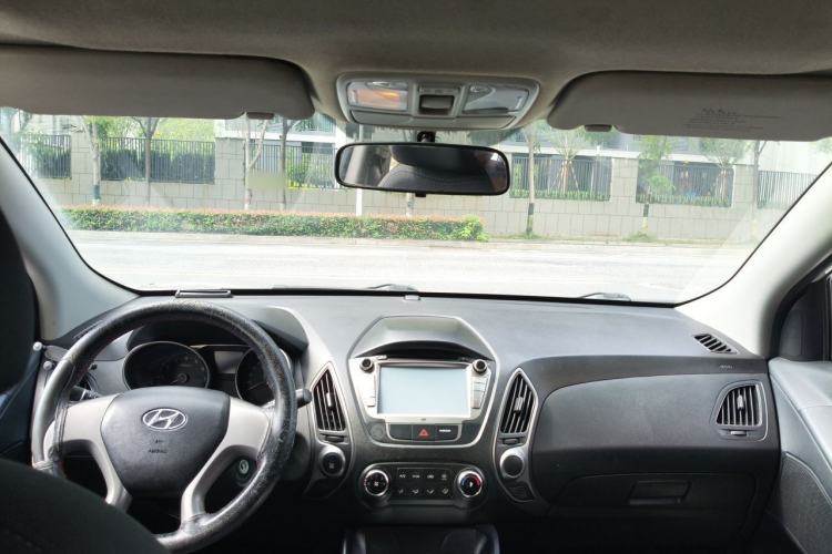 Used Hyundai ix35 2015 2.0L Automatic 2WD Comfort Edition China IV Standard Center Console