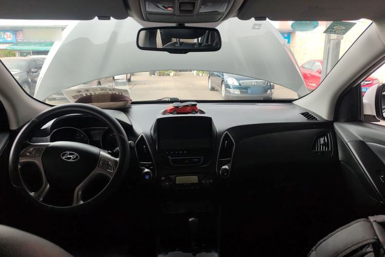 Used Hyundai ix35 2015 2.0L Automatic 2WD Smart Type China IV Center Console