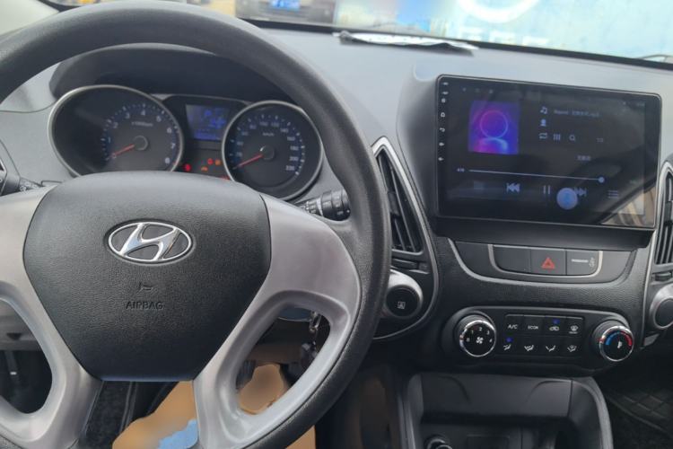 Used Hyundai ix35 2015 2.0L Automatic 2WD Comfort Edition China IV Standard Center Console