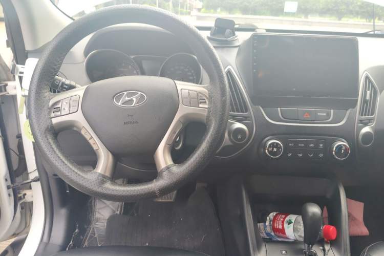Used Hyundai ix35 2015 2.0L Automatic 2WD Comfort Edition China V Standard Center Console