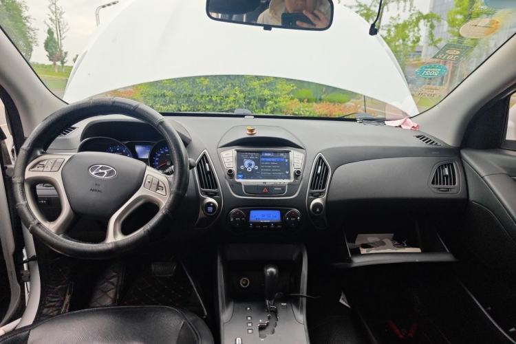 Used Hyundai ix35 2015 2.0L Automatic 2WD Smart Version China V Standard Center Console