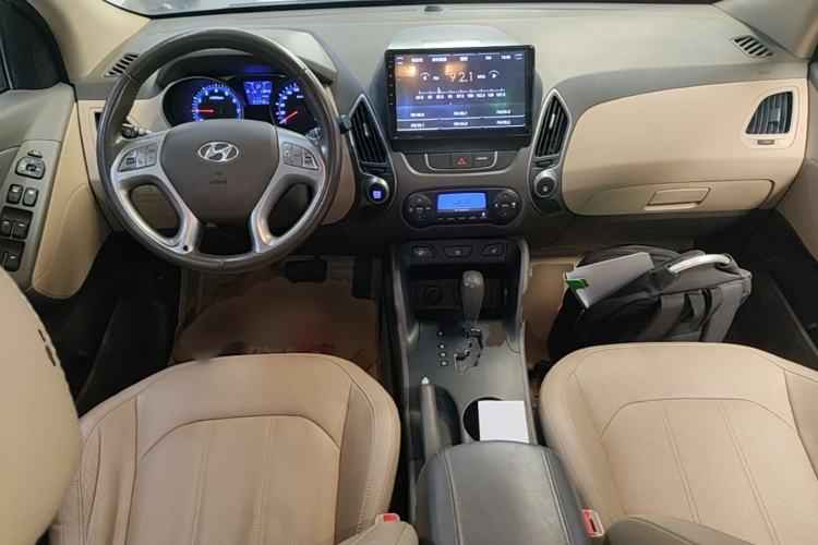 Used Hyundai ix35 2015 2.0L Automatic 2WD Smart Type China IV Center Console