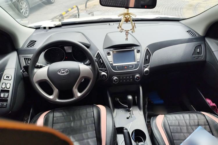 Used Hyundai ix35 2015 2.0L Automatic 2WD Comfort Edition China V Standard Center Console