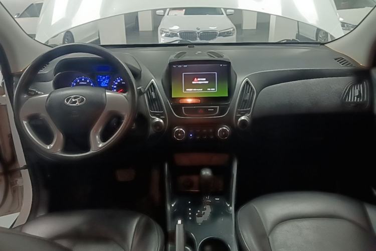 Used Hyundai ix35 2015 2.0L Automatic 2WD Comfort Edition China V Standard Center Console