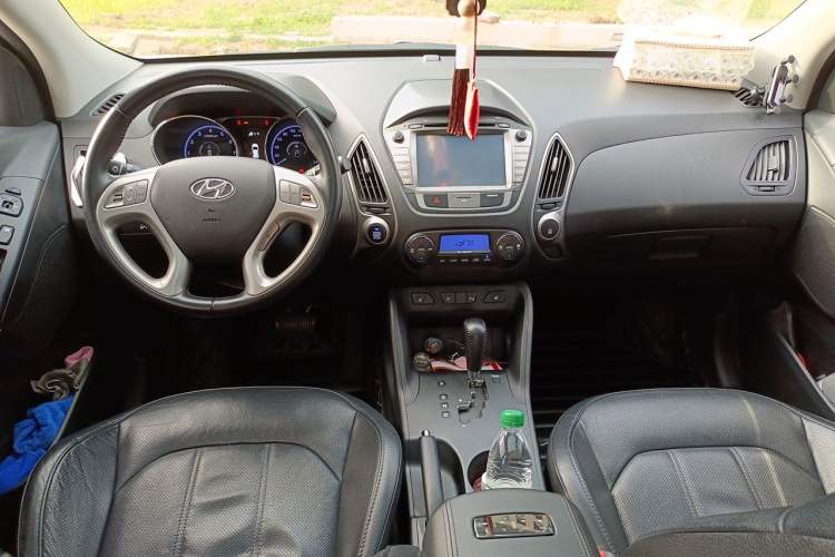 Used Hyundai ix35 2015 2.0L Automatic Two-Wheel Drive Leading Trim China IV Standard Center Console