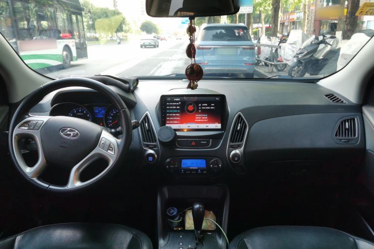 Used Hyundai ix35 2015 2.0L Automatic 2WD Smart Version China V Standard Center Console