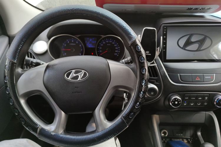 Used Hyundai ix35 2015 2.0L Automatic 2WD Comfort Edition China IV Standard Center Console