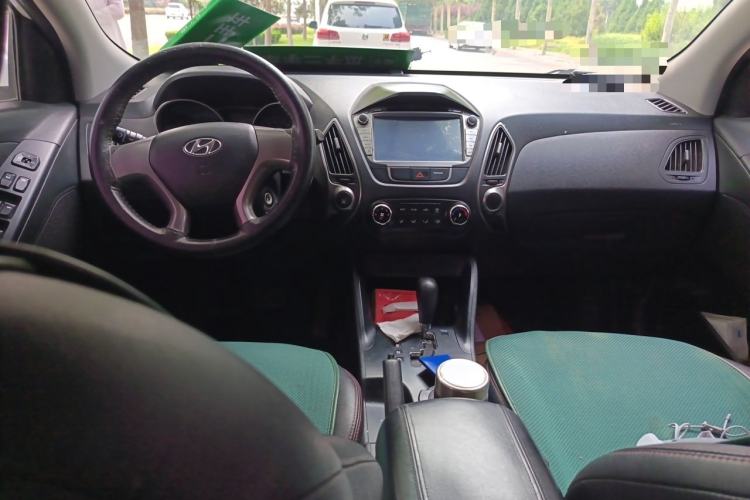 Used Hyundai ix35 2015 2.0L Automatic 2WD Comfort Edition China IV Standard Center Console