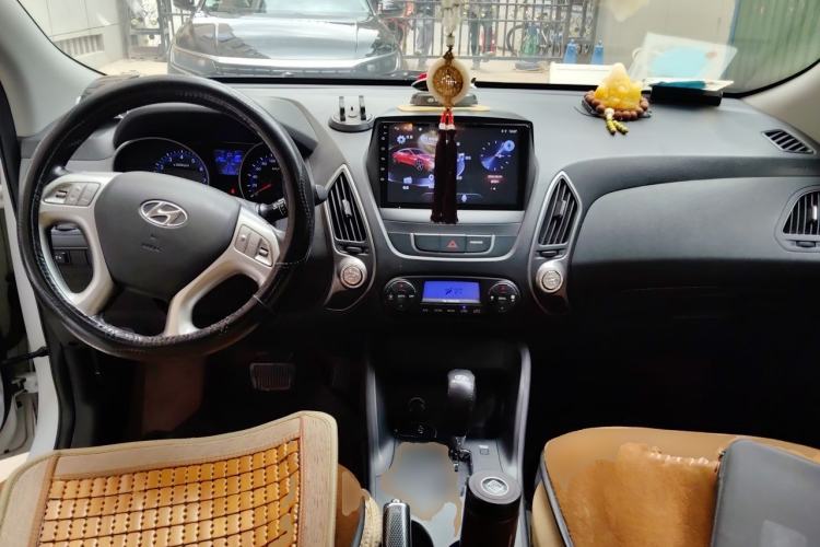 Used Hyundai ix35 2015 2.0L Automatic 2WD Smart Type China IV Center Console