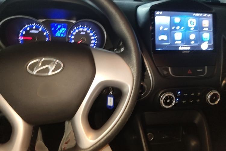 Used Hyundai ix35 2015 2.0L Automatic 2WD Comfort Edition China V Standard Center Console