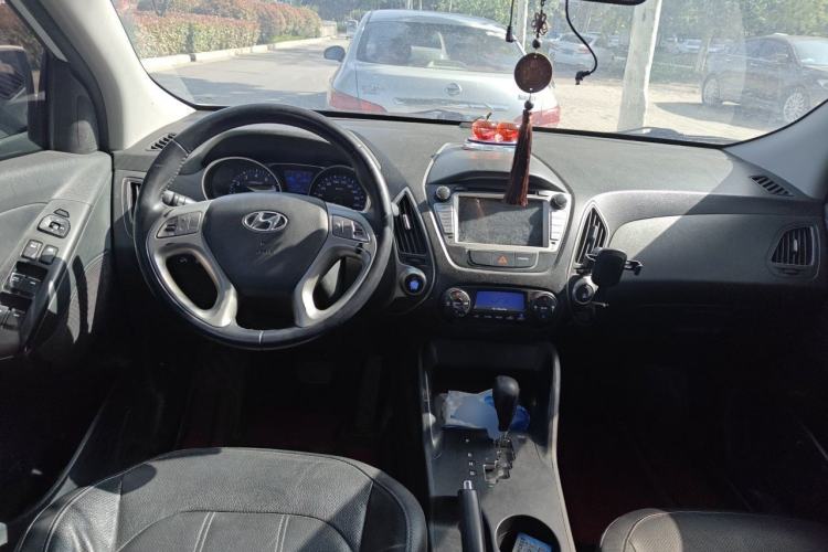 Used Hyundai ix35 2015 2.0L Automatic 2WD Smart Type China IV Center Console