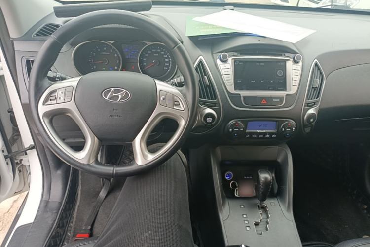 Used Hyundai ix35 2015 2.0L Automatic 2WD Smart Version China V Standard Center Console