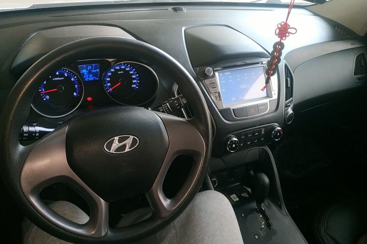 Used Hyundai ix35 2015 2.0L Automatic 2WD Comfort Edition China V Standard Center Console