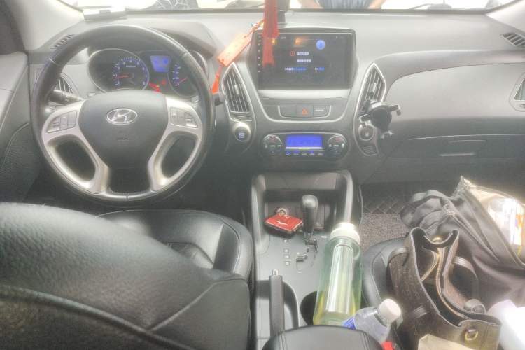 Used Hyundai ix35 2015 2.0L Automatic 2WD Smart Version China V Standard Center Console