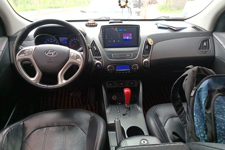 Used Hyundai ix35 2015 2.0L Automatic 2WD Smart Type China IV Center Console