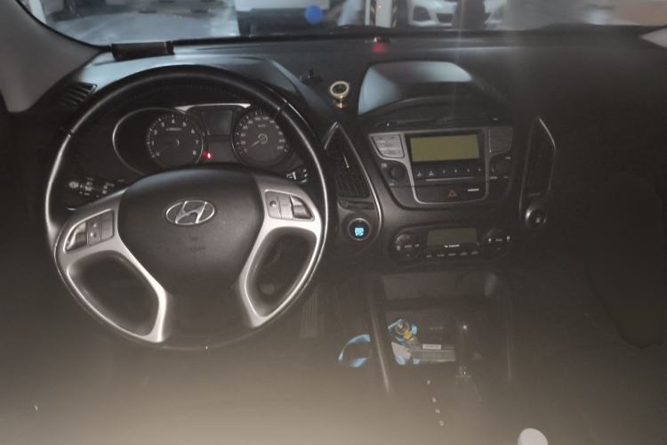 Used Hyundai ix35 2015 2.0L Automatic 2WD Smart Type China IV Center Console