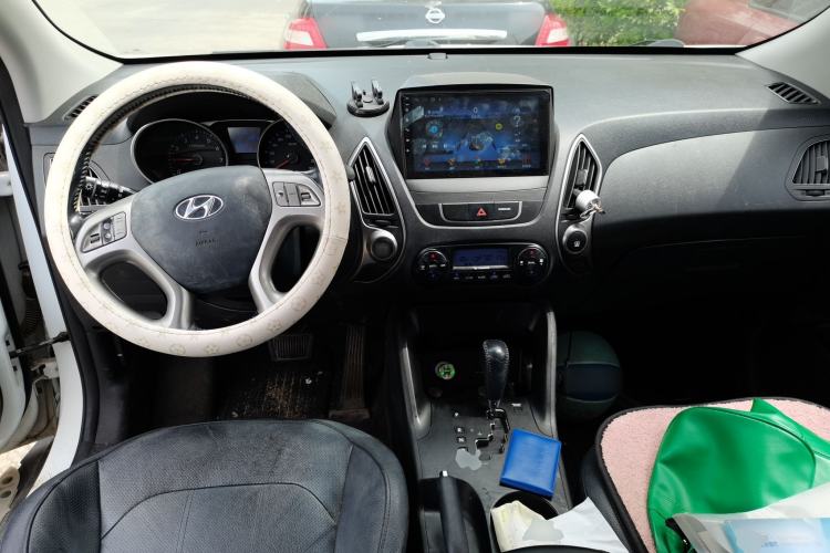 Used Hyundai ix35 2015 2.0L Automatic 2WD Smart Version China V Standard Center Console