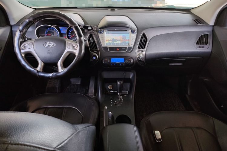Used Hyundai ix35 2015 2.0L Automatic 2WD Smart Type China IV Center Console