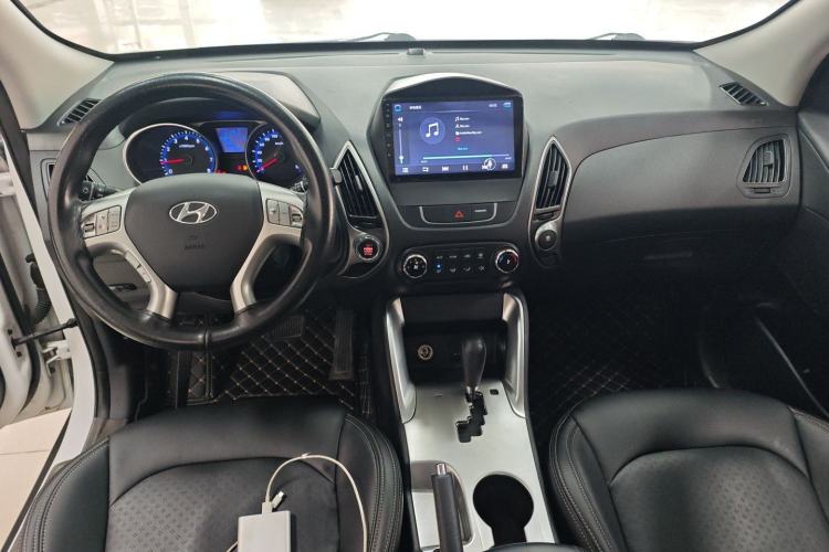 Used Hyundai ix35 2015 2.0L Automatic 2WD Smart Type China IV Center Console