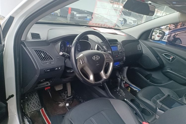 Used Hyundai ix35 2015 2.0L Automatic 2WD Smart Version China V Standard Center Console