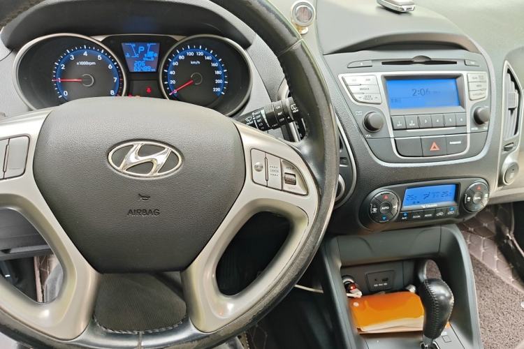 Used Hyundai ix35 2015 2.0L Automatic 2WD Smart Type China IV Center Console
