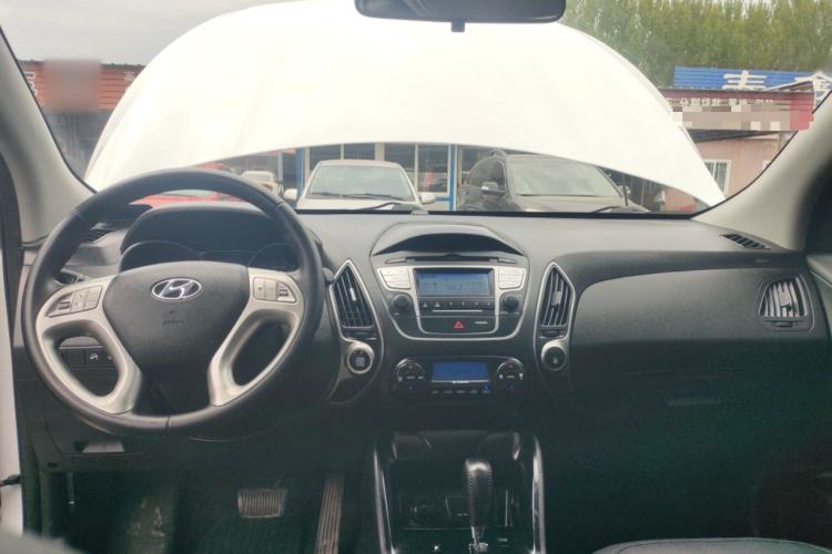 Used Hyundai ix35 2015 2.0L Automatic 2WD Smart Version China V Standard Center Console