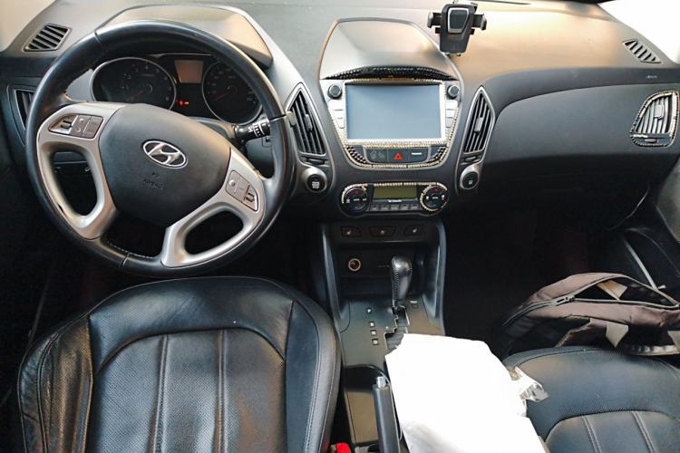 Used Hyundai ix35 2015 2.0L Automatic 2WD Smart Type China IV Center Console