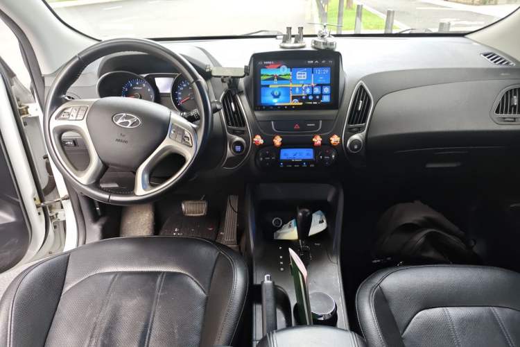 Used Hyundai ix35 2015 2.0L Automatic 2WD Comfort Edition China V Standard Center Console