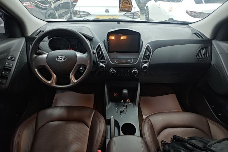 Used Hyundai ix35 2015 2.0L Automatic 2WD Comfort Edition China IV Standard Center Console