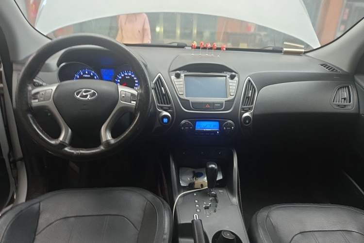 Used Hyundai ix35 2015 2.0L Automatic 2WD Smart Version China V Standard Center Console