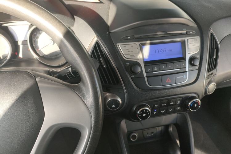 Used Hyundai ix35 2015 2.0L Automatic 2WD Comfort Edition China V Standard Center Console
