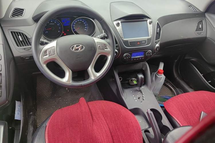 Used Hyundai ix35 2015 2.0L Automatic 2WD Smart Version China V Standard Center Console