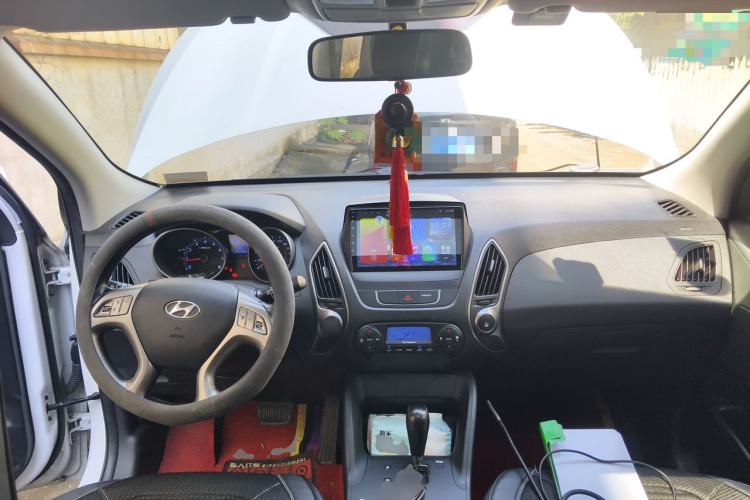 Used Hyundai ix35 2015 2.0L Automatic 2WD Smart Type China IV Center Console