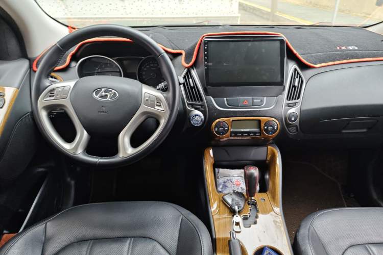 Used Hyundai ix35 2015 2.0L Automatic 2WD Smart Type China IV Center Console