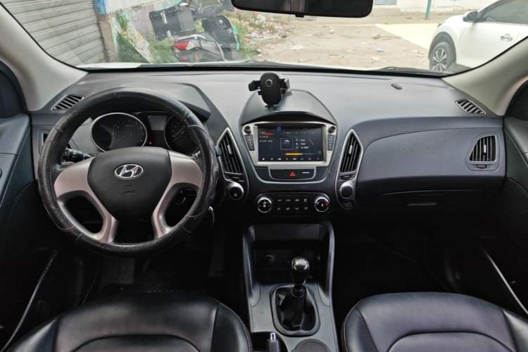 Used Hyundai ix35 2015 2.0L Manual Two-Wheel Drive Comfort Version China V Standard Center Console