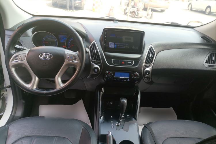 Used Hyundai ix35 2015 2.0L Automatic 2WD Smart Type China IV Center Console