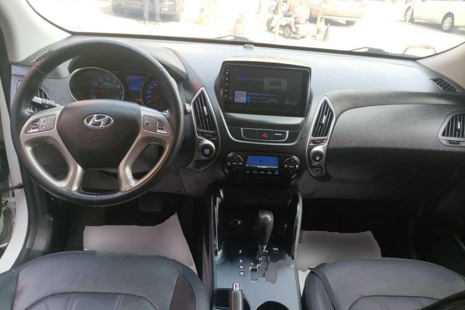 Used Hyundai ix35 2015 2.0L Automatic 2WD Smart Type China IV Center Console