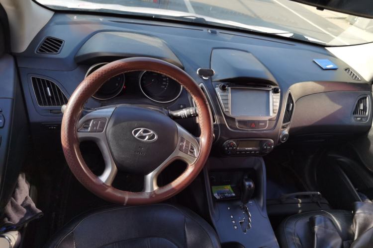 Used Hyundai ix35 2015 2.0L Automatic 2WD Smart Type China IV Center Console