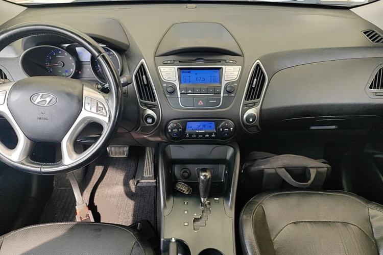 Used Hyundai ix35 2015 2.0L Automatic 2WD Smart Version China V Standard Center Console