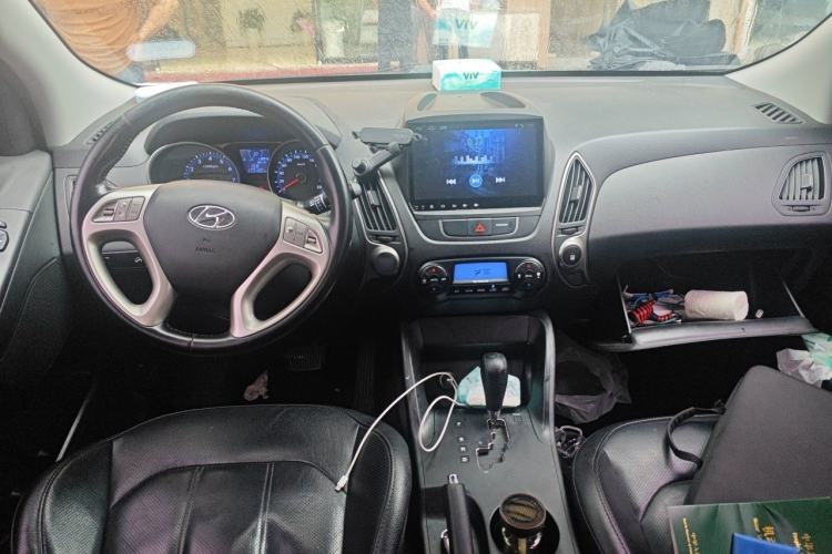 Used Hyundai ix35 2015 2.0L Automatic 2WD Smart Version China V Standard Center Console