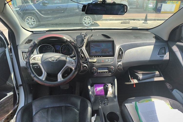 Used Hyundai ix35 2015 2.0L Automatic 2WD Smart Type China IV Center Console