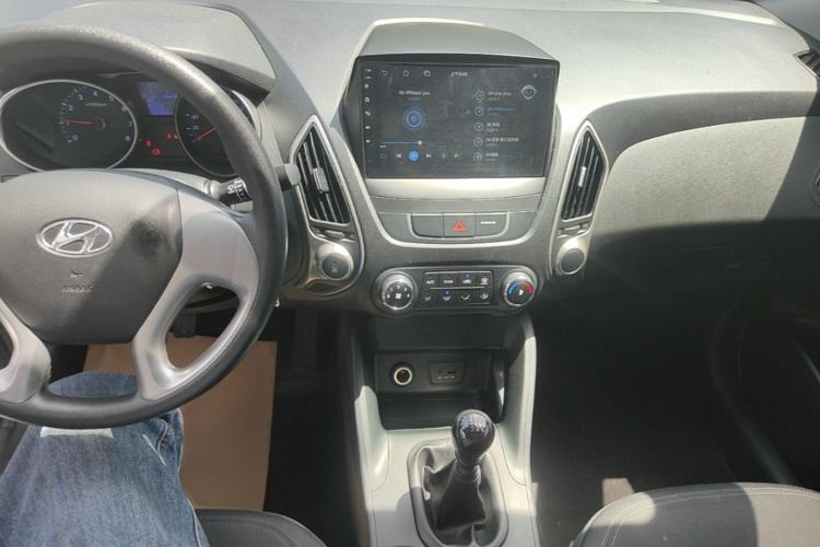 Used Hyundai ix35 2015 2.0L Manual Two-Wheel Drive Comfort Version China V Standard Center Console