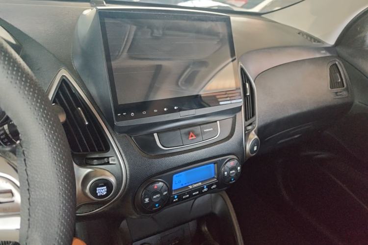 Used Hyundai ix35 2015 2.0L Automatic 2WD Smart Type China IV Center Console