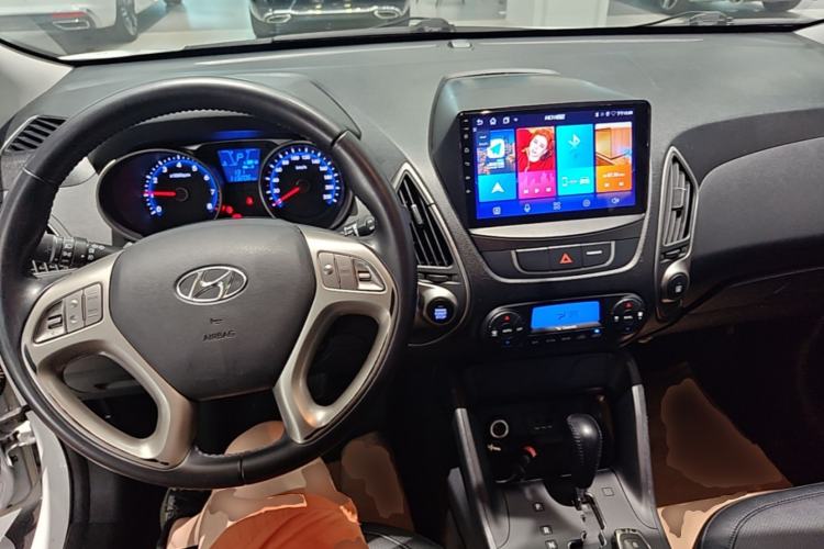 Used Hyundai ix35 2015 2.0L Automatic 2WD Smart Version China V Standard Center Console