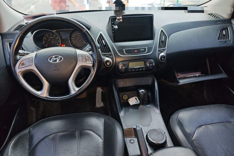 Used Hyundai ix35 2015 2.0L Automatic 2WD Smart Type China IV Center Console