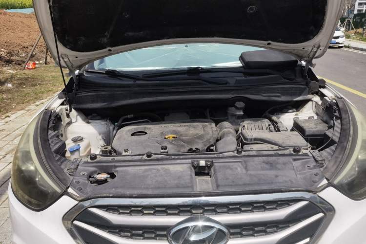 Used Hyundai ix35 2015 2.0L Automatic 2WD Smart Version China V Standard Engine Bay