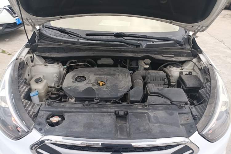 Used Hyundai ix35 2015 2.0L Automatic 2WD Smart Version China V Standard Engine Bay