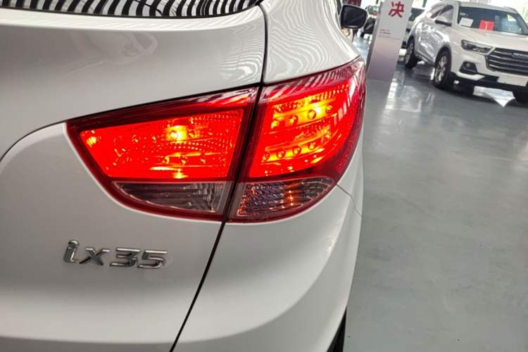 Used Hyundai ix35 2015 2.0L Manual Two-Wheel Drive Comfort Version China V Standard Exterior 3